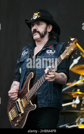 Lemmy Kilminster of Motorhead tritt am 3. Tag beim Download Festival 2010 in Castle Donnington, Leicestershire auf der Bühne auf. Stockfoto