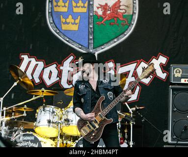 Lemmy Kilminster of Motorhead tritt am 3. Tag beim Download Festival 2010 in Castle Donnington, Leicestershire auf der Bühne auf. Stockfoto