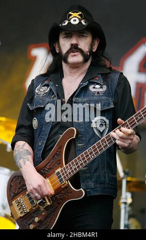 Lemmy Kilminster of Motorhead tritt am 3. Tag beim Download Festival 2010 in Castle Donnington, Leicestershire auf der Bühne auf. Stockfoto