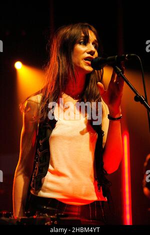 Charlotte Gainsbourg tritt 02 auf der Bühne des Empire Shepherd's Bush in London auf. Stockfoto