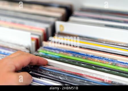 Die Wahl des Vinyls im Plattenladen, Portugal Stockfoto