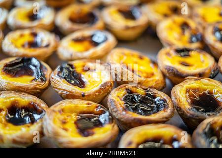 Nahaufnahme von vielen Pastell de nata - traditionelle Süßigkeit aus Portugal Stockfoto