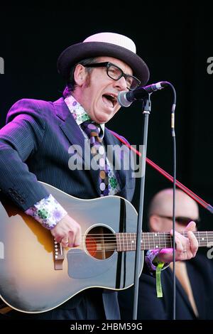 Elvis Costello tritt auf der Bühne des Hard Rock Calling, Hyde Park, London, auf Stockfoto