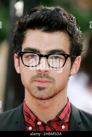 Joe Jonas von den Jonas Brothers kommt bei der Twilight Saga Eclipse Premiere im Odeon, Leicester Square, London an. Stockfoto