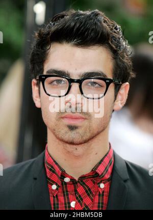 Joe Jonas von den Jonas Brothers kommt bei der Twilight Saga Eclipse Premiere im Odeon, Leicester Square, London an. Stockfoto