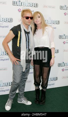 Jules De Martino und Katie White von den Ting Tings posieren hinter der Bühne beim Wireless Festival, Hyde Park, London Stockfoto