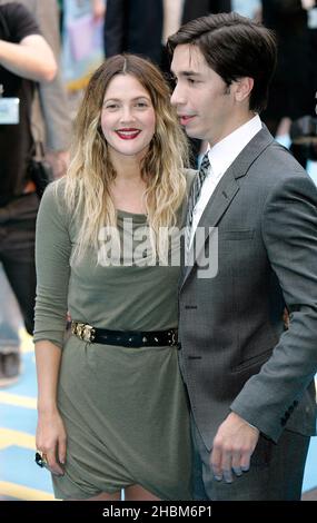 Drew Barrymore und Justin Long kommen zur Weltpremiere von Going the Distance im Vue Cinema, Leicester Square, London Stockfoto