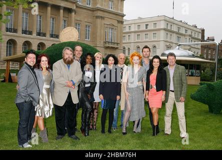 (Von links) Chris Marques, Jaclyn Spencer, Brian Blessed, Kevin McCloud, Kevin McCloud, Sinitta, Camilla Sacre-Dallerup, Orsola de Castro, Roger Saul, Dame Vivienne Westwood, George Clarke, Lilia Kopylova und Alan Titchmarsh bei der „A Garden Party to Make a Difference“ im Clarence House, Gardens, London. Stockfoto