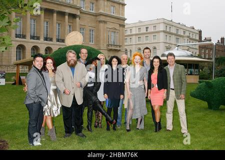 (Von links) Chris Marques, Jaclyn Spencer, Brian Blessed, Kevin McCloud, Kevin McCloud, Sinitta, Camilla Sacre-Dallerup, Orsola de Castro, Roger Saul, Dame Vivienne Westwood, George Clarke, Lilia Kopylova und Alan Titchmarsh bei der „A Garden Party to Make a Difference“ im Clarence House, Gardens, London. Stockfoto