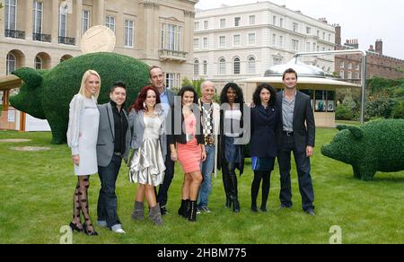 (Von links) Camilla Dallerup, Chris Marques, Jaclyn Spencer, Sinitta, George Clarke, Orsola de Castro, bei der „A Garden Party to Make a Difference“ im Clarence House, Gardens, London. Stockfoto