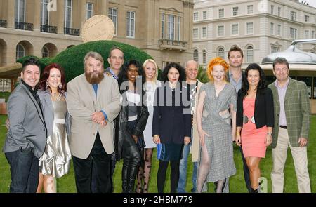 (Von links) Chris Marques, Jaclyn Spencer, Brian Blessed, Kevin McCloud, Kevin McCloud, Sinitta, Camilla Sacre-Dallerup, Orsola de Castro, Roger Saul, Dame Vivienne Westwood, George Clarke, Lilia Kopylova und Alan Titchmarsh bei der „A Garden Party to Make a Difference“ im Clarence House, Gardens, London. Stockfoto