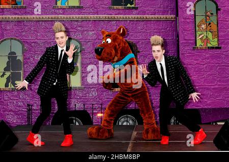 Jedward findet Scooby-Doo! Mystery Mansion Tour im Battersea Dogs and Cats Home in Battersea, London Stockfoto