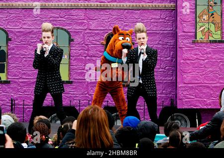 Jedward findet Scooby-Doo! Mystery Mansion Tour im Battersea Dogs and Cats Home in Battersea, London Stockfoto