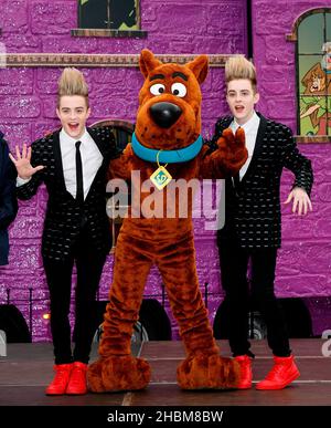 Jedward findet Scooby-Doo! Mystery Mansion Tour im Battersea Dogs and Cats Home in Battersea, London Stockfoto