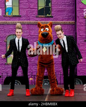 Jedward findet Scooby-Doo! Mystery Mansion Tour im Battersea Dogs and Cats Home in Battersea, London Stockfoto