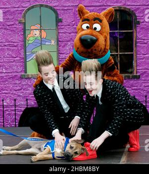 Jedward findet Scooby-Doo! Mystery Mansion Tour im Battersea Dogs and Cats Home in Battersea, London Stockfoto