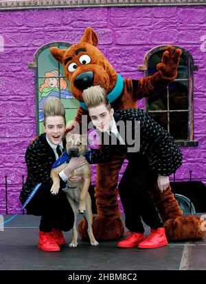 Jedward findet Scooby-Doo! Mystery Mansion Tour im Battersea Dogs and Cats Home in Battersea, London Stockfoto