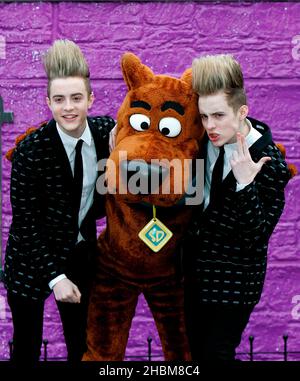 Jedward findet Scooby-Doo! Mystery Mansion Tour im Battersea Dogs and Cats Home in Battersea, London Stockfoto