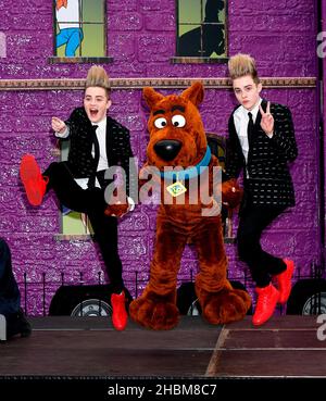 Jedward findet Scooby-Doo! Mystery Mansion Tour im Battersea Dogs and Cats Home in Battersea, London Stockfoto