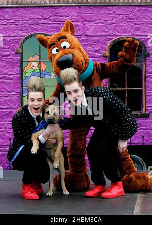 Jedward findet Scooby-Doo! Mystery Mansion Tour im Battersea Dogs and Cats Home in Battersea, London Stockfoto