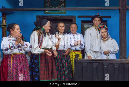 Salaj, Transsilvanien, Rumänien- 14. Mai 2018: Junges Paar in rumänischen Volkstrachten heiraten, eine traditionelle Hochzeit in einem charmanten Blau Stockfoto