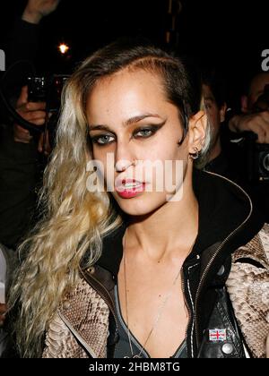 Alice Dellal kommt zur Kurzfilmpremiere von Nokia, The Commuter, die komplett auf dem neuen Smartphone-Handset N8 in Aqua, London gedreht wurde. Stockfoto