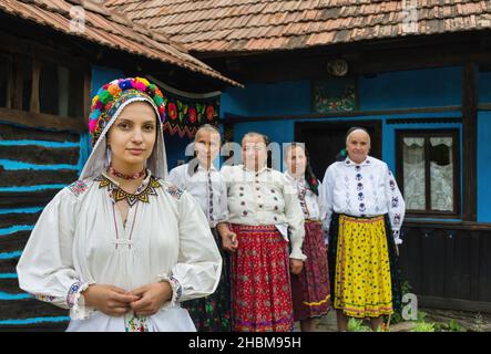 Salaj, Transylvania, Rumänien- 14. Mai 2018: Schöne junge Braut in rumänischer Volkstracht, eine traditionelle Hochzeit in einem charmanten blauen alten Haus Stockfoto