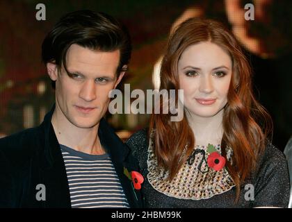 Matt Smith und Karen Gillan, Time Lord und seine Kumpel Amy Pond signieren Kopien von Doctor Who: The Complete Series Five DVD Box, die am 8,2010. November in der HMV Oxford Street, London, eingestellt wurde. Stockfoto