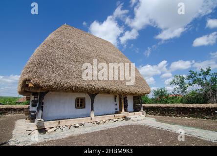 Salaj, Siebenbürgen, Rumänien-14. Mai 2018: Rustikales traditionelles kleines Lehmhaus auf dem Land Stockfoto
