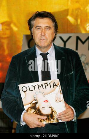 Brian Ferry signiert sein Album Olympia mit Kate Moss auf dem Cover im HMV Oxford Circus, London. Stockfoto