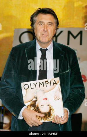 Brian Ferry signiert sein Album Olympia mit Kate Moss auf dem Cover im HMV Oxford Circus, London. Stockfoto