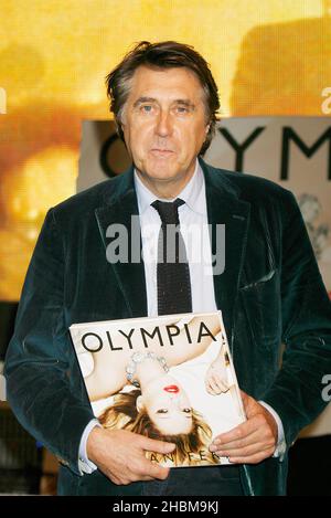 Brian Ferry signiert sein Album Olympia mit Kate Moss auf dem Cover im HMV Oxford Circus, London. Stockfoto