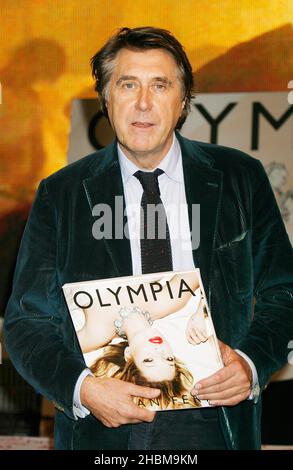 Brian Ferry signiert sein Album Olympia mit Kate Moss auf dem Cover im HMV Oxford Circus, London. Stockfoto