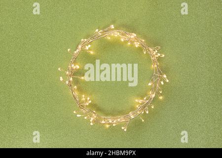 Flache Lay Draufsicht, Feiertagskreisrahmen mit Kopierfläche. Weihnachten, Hochzeit, Partei einfachen Hintergrund Kreis Form Grenze, führte Licht garlan Stockfoto