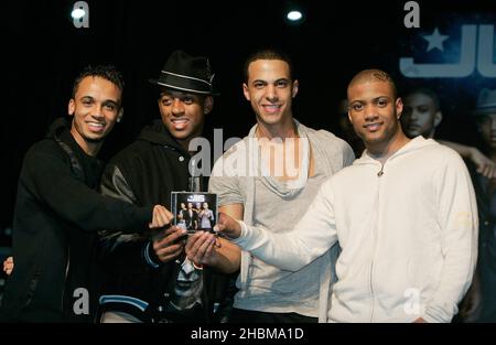 Die Mitglieder der JLS-Band (von links nach rechts) Aston Merrygold, Ortise Williams, Marvin Humes und Jonathan 'JB' Gill kommen am 22,2010. November an, um Kopien ihres neuen Albums im Heaven Nightclub in London zu unterschreiben Stockfoto