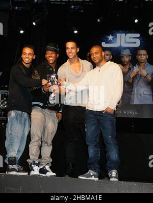 Die Mitglieder der JLS-Band (von links nach rechts) Aston Merrygold, Ortise Williams, Marvin Humes und Jonathan 'JB' Gill kommen am 22,2010. November an, um Kopien ihres neuen Albums im Heaven Nightclub in London zu unterschreiben Stockfoto