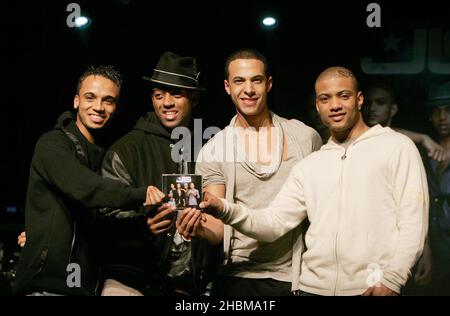 Die Mitglieder der JLS-Band (von links nach rechts) Aston Merrygold, Ortise Williams, Marvin Humes und Jonathan 'JB' Gill kommen am 22,2010. November an, um Kopien ihres neuen Albums im Heaven Nightclub in London zu unterschreiben Stockfoto