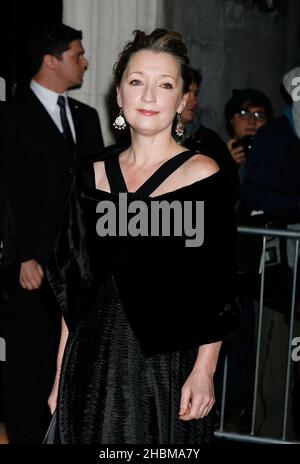 Lesley Manville kommt bei den Evening Standard Awards im Savoy Hotel in London an Stockfoto