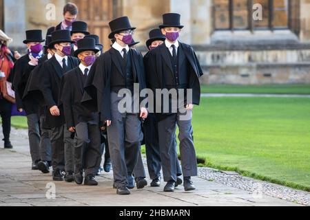 Bild vom 9th. Dezember zeigt den Chor des King's College in Cambridge, der am Donnerstagnachmittag für den berühmten Liederdienst in der Kapelle des King's College Proben wird, der am Heiligabend ausgestrahlt wird. Chormitglieder haben für die BBC-Aufnahme des berühmten Weihnachtslieddienstes in der Kapelle des kingÕs College geprobt, der am Heiligabend ausgestrahlt wird. Die Jungen haben wochenlang für die 90-minütigen Weihnachtslieder des kingÕs-Dienstes geübt und die letzten Vorbereitungen wurden bei der Generalprobe in todayÕs (Donnerstag) getroffen. Die Chöre, die elegant in ihren Soutanen gekleidet waren, wurden para gesehen Stockfoto