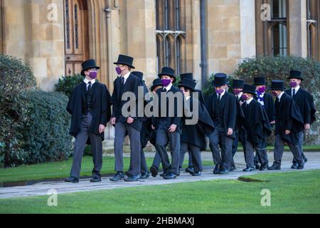 Bild vom 9th. Dezember zeigt den Chor des King's College in Cambridge, der am Donnerstagnachmittag für den berühmten Liederdienst in der Kapelle des King's College Proben wird, der am Heiligabend ausgestrahlt wird. Chormitglieder haben für die BBC-Aufnahme des berühmten Weihnachtslieddienstes in der Kapelle des kingÕs College geprobt, der am Heiligabend ausgestrahlt wird. Die Jungen haben wochenlang für die 90-minütigen Weihnachtslieder des kingÕs-Dienstes geübt und die letzten Vorbereitungen wurden bei der Generalprobe in todayÕs (Donnerstag) getroffen. Die Chöre, die elegant in ihren Soutanen gekleidet waren, wurden para gesehen Stockfoto