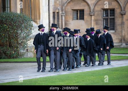 Bild vom 9th. Dezember zeigt den Chor des King's College in Cambridge, der am Donnerstagnachmittag für den berühmten Liederdienst in der Kapelle des King's College Proben wird, der am Heiligabend ausgestrahlt wird. Chormitglieder haben für die BBC-Aufnahme des berühmten Weihnachtslieddienstes in der Kapelle des kingÕs College geprobt, der am Heiligabend ausgestrahlt wird. Die Jungen haben wochenlang für die 90-minütigen Weihnachtslieder des kingÕs-Dienstes geübt und die letzten Vorbereitungen wurden bei der Generalprobe in todayÕs (Donnerstag) getroffen. Die Chöre, die elegant in ihren Soutanen gekleidet waren, wurden para gesehen Stockfoto