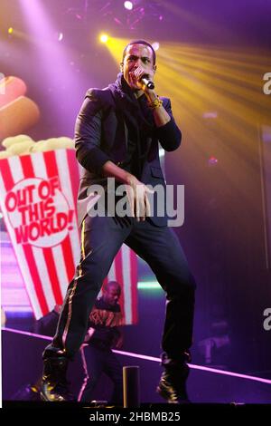 Marvin Humes von JLS tritt auf der Bühne der 02 Arena, London, auf. Stockfoto