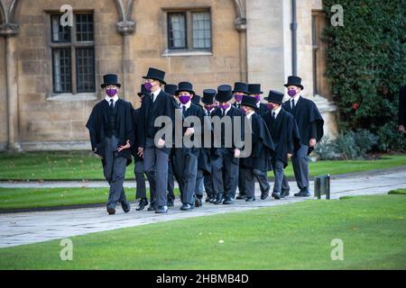 Bild vom 9th. Dezember zeigt den Chor des King's College in Cambridge, der am Donnerstagnachmittag für den berühmten Liederdienst in der Kapelle des King's College Proben wird, der am Heiligabend ausgestrahlt wird. Chormitglieder haben für die BBC-Aufnahme des berühmten Weihnachtslieddienstes in der Kapelle des kingÕs College geprobt, der am Heiligabend ausgestrahlt wird. Die Jungen haben wochenlang für die 90-minütigen Weihnachtslieder des kingÕs-Dienstes geübt und die letzten Vorbereitungen wurden bei der Generalprobe in todayÕs (Donnerstag) getroffen. Die Chöre, die elegant in ihren Soutanen gekleidet waren, wurden para gesehen Stockfoto