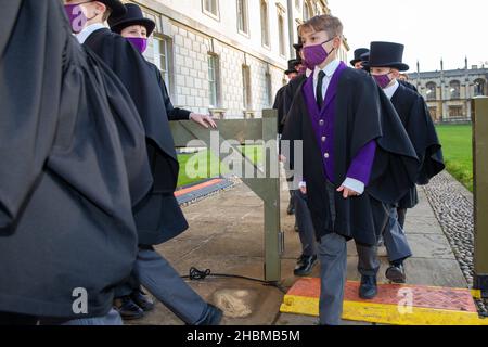 Bild vom 9th. Dezember zeigt den Chor des King's College in Cambridge, der am Donnerstagnachmittag für den berühmten Liederdienst in der Kapelle des King's College Proben wird, der am Heiligabend ausgestrahlt wird. Chormitglieder haben für die BBC-Aufnahme des berühmten Weihnachtslieddienstes in der Kapelle des kingÕs College geprobt, der am Heiligabend ausgestrahlt wird. Die Jungen haben wochenlang für die 90-minütigen Weihnachtslieder des kingÕs-Dienstes geübt und die letzten Vorbereitungen wurden bei der Generalprobe in todayÕs (Donnerstag) getroffen. Die Chöre, die elegant in ihren Soutanen gekleidet waren, wurden para gesehen Stockfoto