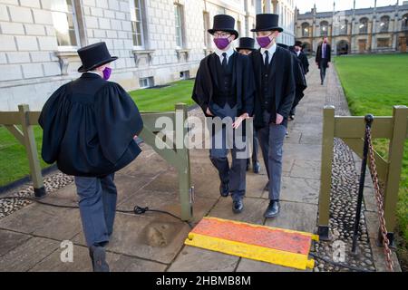 Bild vom 9th. Dezember zeigt den Chor des King's College in Cambridge, der am Donnerstagnachmittag für den berühmten Liederdienst in der Kapelle des King's College Proben wird, der am Heiligabend ausgestrahlt wird. Chormitglieder haben für die BBC-Aufnahme des berühmten Weihnachtslieddienstes in der Kapelle des kingÕs College geprobt, der am Heiligabend ausgestrahlt wird. Die Jungen haben wochenlang für die 90-minütigen Weihnachtslieder des kingÕs-Dienstes geübt und die letzten Vorbereitungen wurden bei der Generalprobe in todayÕs (Donnerstag) getroffen. Die Chöre, die elegant in ihren Soutanen gekleidet waren, wurden para gesehen Stockfoto