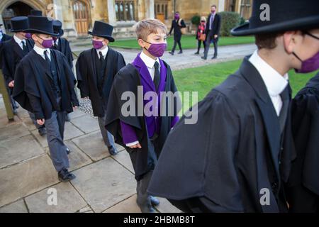 Bild vom 9th. Dezember zeigt den Chor des King's College in Cambridge, der am Donnerstagnachmittag für den berühmten Liederdienst in der Kapelle des King's College Proben wird, der am Heiligabend ausgestrahlt wird. Chormitglieder haben für die BBC-Aufnahme des berühmten Weihnachtslieddienstes in der Kapelle des kingÕs College geprobt, der am Heiligabend ausgestrahlt wird. Die Jungen haben wochenlang für die 90-minütigen Weihnachtslieder des kingÕs-Dienstes geübt und die letzten Vorbereitungen wurden bei der Generalprobe in todayÕs (Donnerstag) getroffen. Die Chöre, die elegant in ihren Soutanen gekleidet waren, wurden para gesehen Stockfoto