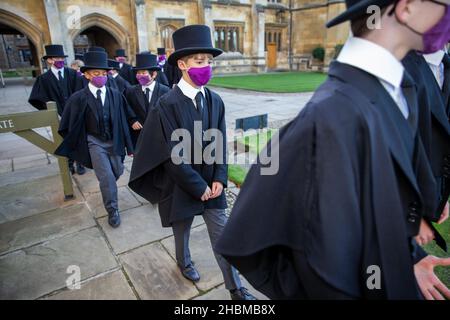 Bild vom 9th. Dezember zeigt den Chor des King's College in Cambridge, der am Donnerstagnachmittag für den berühmten Liederdienst in der Kapelle des King's College Proben wird, der am Heiligabend ausgestrahlt wird. Chormitglieder haben für die BBC-Aufnahme des berühmten Weihnachtslieddienstes in der Kapelle des kingÕs College geprobt, der am Heiligabend ausgestrahlt wird. Die Jungen haben wochenlang für die 90-minütigen Weihnachtslieder des kingÕs-Dienstes geübt und die letzten Vorbereitungen wurden bei der Generalprobe in todayÕs (Donnerstag) getroffen. Die Chöre, die elegant in ihren Soutanen gekleidet waren, wurden para gesehen Stockfoto