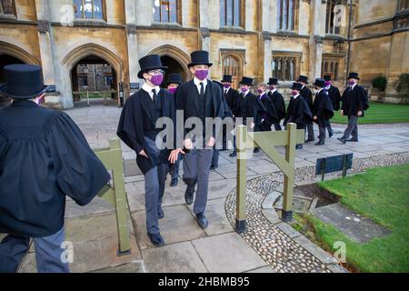 Bild vom 9th. Dezember zeigt den Chor des King's College in Cambridge, der am Donnerstagnachmittag für den berühmten Liederdienst in der Kapelle des King's College Proben wird, der am Heiligabend ausgestrahlt wird. Chormitglieder haben für die BBC-Aufnahme des berühmten Weihnachtslieddienstes in der Kapelle des kingÕs College geprobt, der am Heiligabend ausgestrahlt wird. Die Jungen haben wochenlang für die 90-minütigen Weihnachtslieder des kingÕs-Dienstes geübt und die letzten Vorbereitungen wurden bei der Generalprobe in todayÕs (Donnerstag) getroffen. Die Chöre, die elegant in ihren Soutanen gekleidet waren, wurden para gesehen Stockfoto