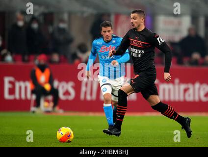 MAILAND, ITALIEN - 19. DEZEMBER: Rade Krunic vom AC Mailand in Aktion, während der Serie A Spiel zwischen AC Mailand und SSC Napoli im Stadio Giuseppe Meazza am 19. Dezember 2021 in Mailand, Italien. (Foto nach MB-Medien) Stockfoto