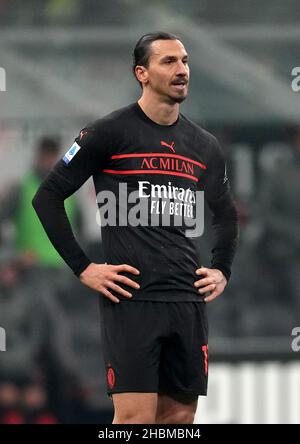 MAILAND, ITALIEN - 19. DEZEMBER: Zlatan Ibrahimovic vom AC Mailand enttäuscht, während der Serie A Spiel zwischen AC Mailand und SSC Napoli im Stadio Giuseppe Meazza am 19. Dezember 2021 in Mailand, Italien. (Foto nach MB-Medien) Stockfoto